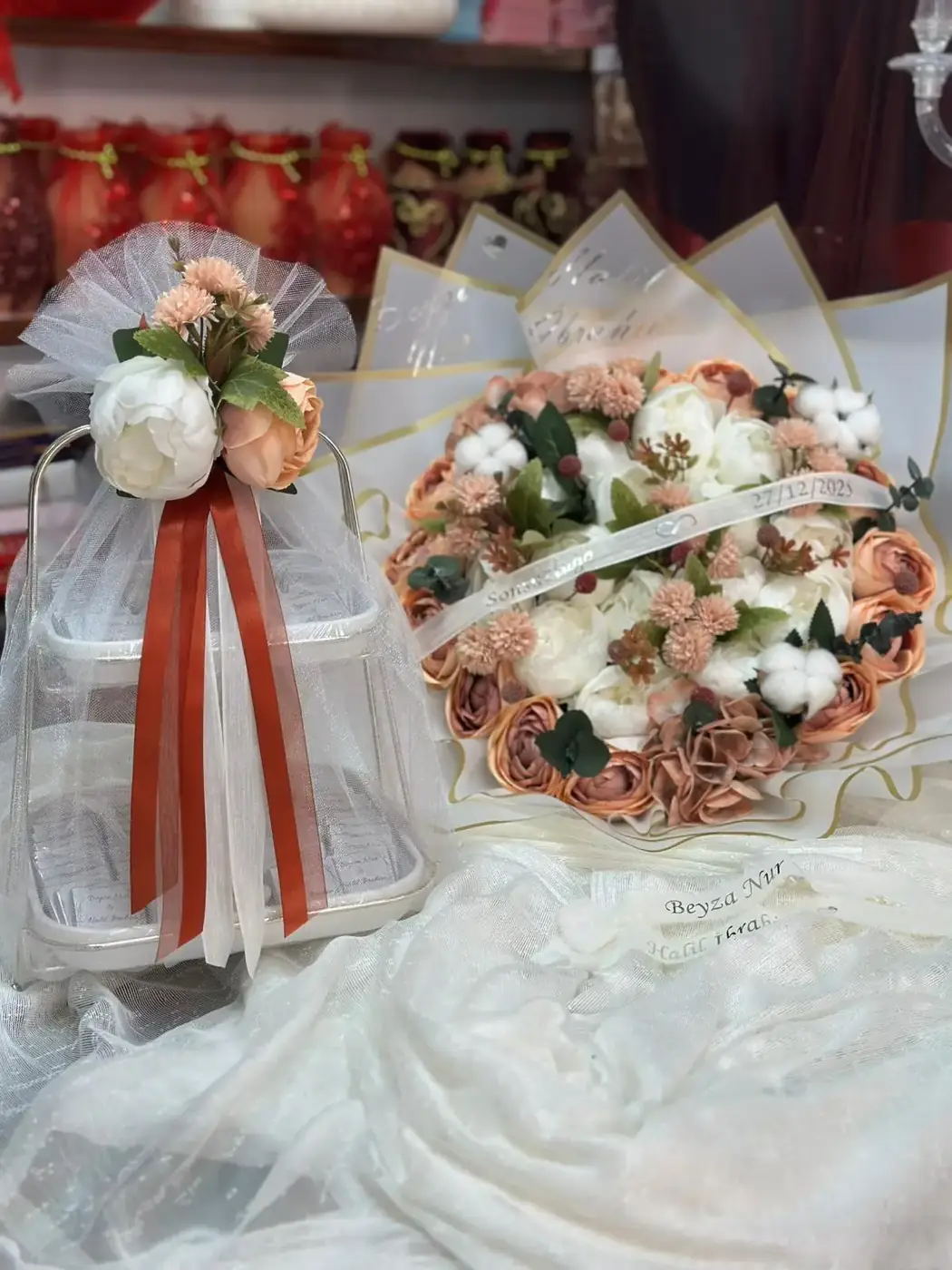 Tül ve çiçeklerle süslenmiş söz ve nişan tepsisi